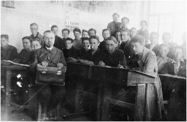 Н.А. Жилинский и студенты