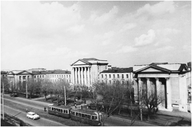 Фасад здания института 1970-е